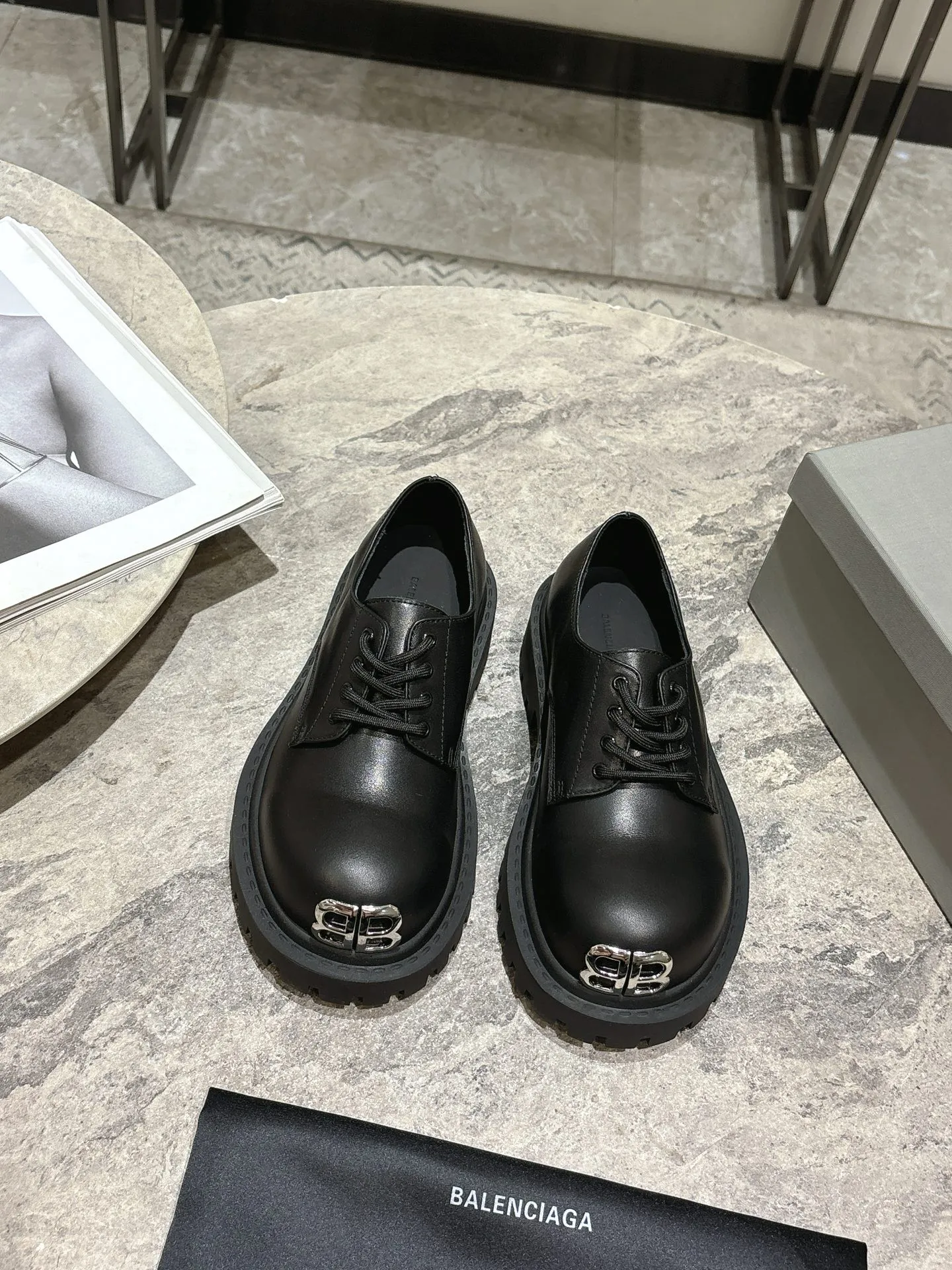 👟👟Ex-factory price 660👟👟 BALENCIAGA Balenciaga's new Stomper Derby big-toe derby shoes. This pair of shoes is simply a dark horse in this year's fashion circle. The exaggerated big-toe design makes people fall in love at first sight! 💖 When I first saw it, I was attracted by the big B logo. It’s so recognizable! Wear it, whether paired with skinny jeans or wide-leg pants, you can easily style it and look extremely fashionable! The double B decorative buckle is hand-inlaid with pure copper hardware. ▪Fabric: original full-grain cowhide. ▪Inner feet: water-dyed cowhide. ▪Sole: original rubber outsole.